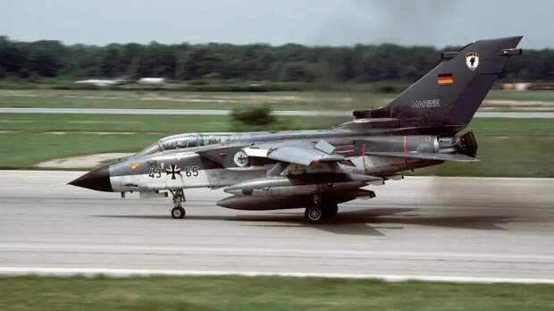 Panavia Tornado, он же MRA-75, он же Panavia 200. Плод совместной работы концернов British Aircraft Corporation (Великобритания), Messerschmitt-Bölkow-Blohm (Германия), и Aeritalia (Италия).-9