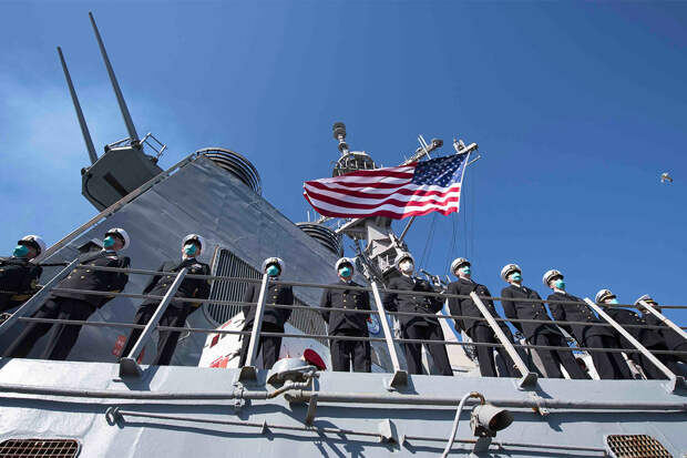 Два эсминца ВМС США прошли Ормузский пролив, попав под обстрел Ирана