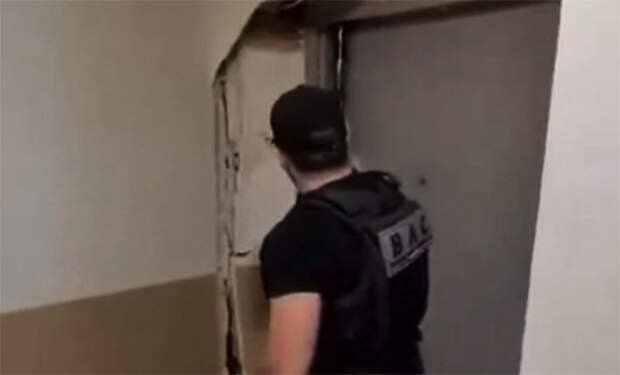 Спецназ начал вскрывать дверь в квартиру подозреваемого, но все пошло не по плану