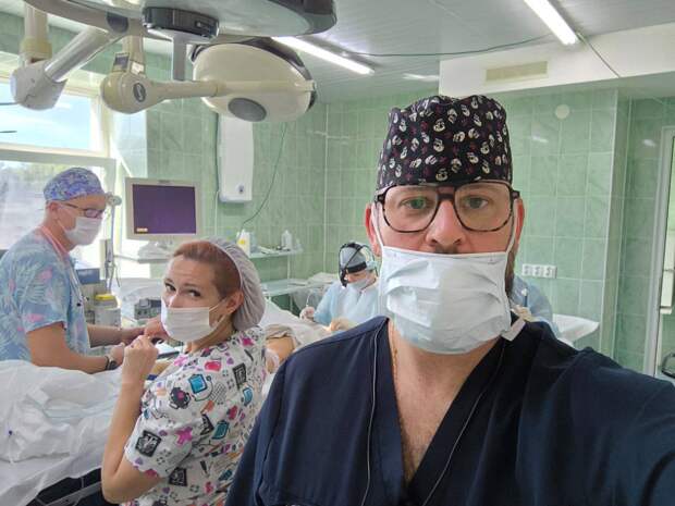 В клинику Санкт-Петербургского Педиатрического Университета поступил мальчик с жалобами на храп, а также шум и сложности при дыхании. Мама ребёнка отмечала, что он даже не мог нормально есть, так как постоянно концентрировался на дыхании. Забеременела женщина в результате ЭКО и в период вынашивания ребенка перенесла коронавирусную инфекцию, бронхит и пиелонефрит. После рождения мама мальчика сразу заметила у него шумное дыхание и необычную форму головы.