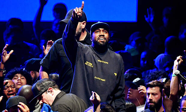 Море слез и нецензурная брань: Канье Уэст провел первую встречу с избирателями