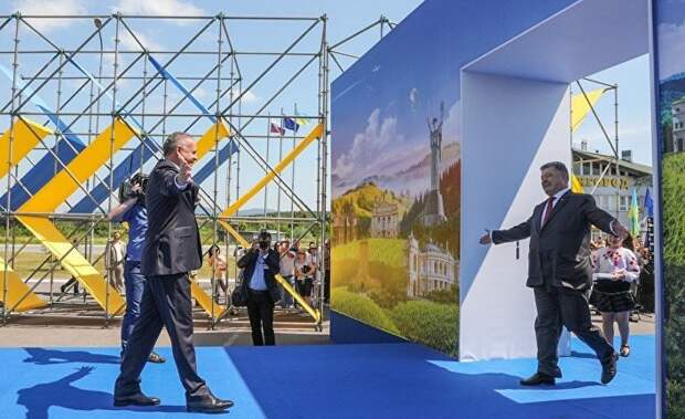 Президент Украины Петр Порошенко на церемонии по случаю начала действия безвизового режима с Евросоюзом