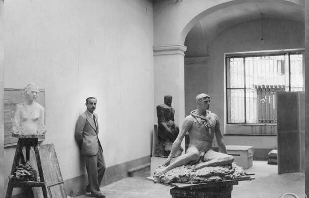 Лучо Фонтана в своей студии на Виа де Амицис, Милан, 1933 / Фото: fondazioneluciofontana.it Лучо Фонтана в своей студии на Виа де Амицис, Милан, 1933 / Фото: fondazioneluciofontana.it