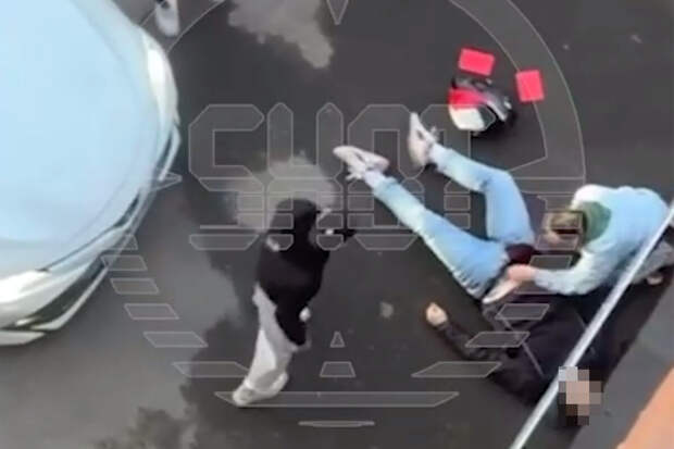 Появилось видео побега азербайджанца, ударившего москвича ножом