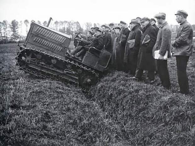 Испытание трактора в Сельскохозяйственной академии. Вспашка поля. Москва 1924 г. СССР, история, фото