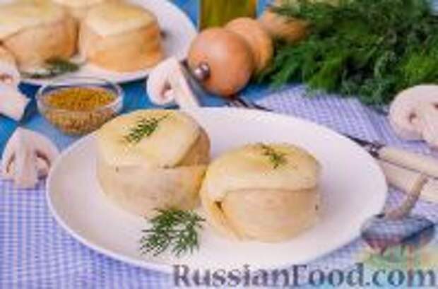 Фото к рецепту: Закуска "Пеньки" из блинов с грибами, под соусом бешамель