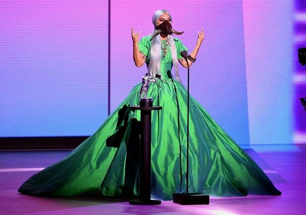 Фото №4 - Рога, шипы, розовый латекс и шлем НЛО: шесть фантастических кутюрных масок Леди Гаги на премии VMA