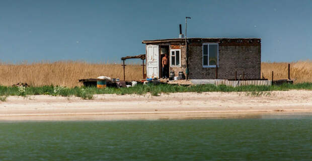 "Ейский Робинзон": Пенсионер в одиночку отправился жить на остров в Азовском море. Что из этого вышло?