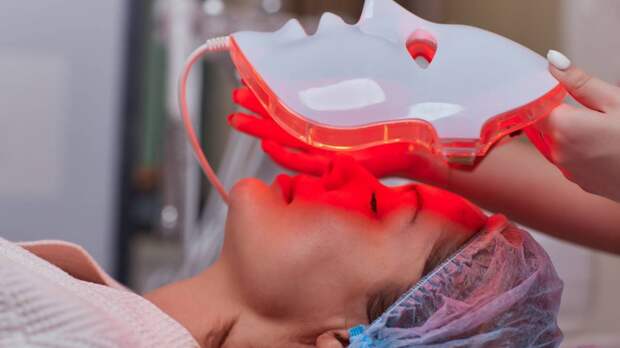 Бьюти-процедура и лекарство от выгорания: чем полезна терапия красным светом