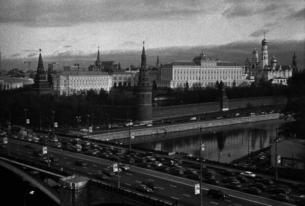 Развитие автомобильного производства в СССР загружало московские улицы новыми потоками транспорта.