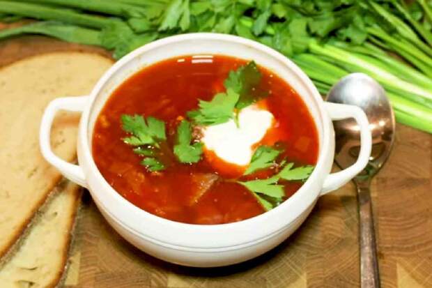 Вкус из детства: томленый борщ по рецепту бабушки