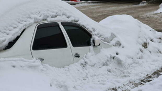 Заснеженный автомобиль в Барнауле / Фото: amic.ru