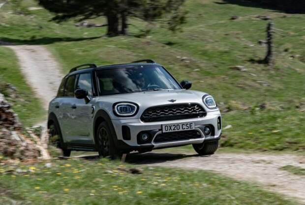 Линейка двигателей MINI Countryman отличается эффективностью на всех уровнях, но если вы хотите длительное путешествие, вам следует выбрать версию с 3-цилиндровым двигателем мощностью 102 л.с.  Его расход топлива составляет 6,1 л / 100 км.  В баке 51 литр, значит, пробег превышает 830 км.  Это тоже самый дешевый вариант.