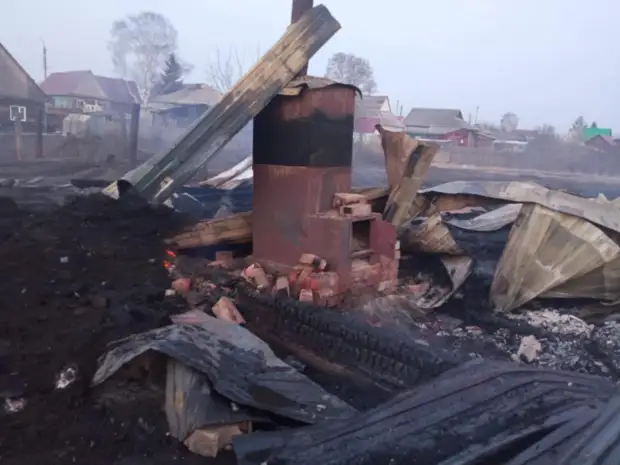 Было все, а осталась одна печная труба: в Болотном собирают помощь для десяти семей