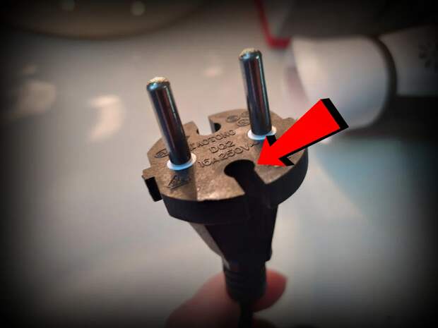 Для чего в электрической вилке нужны вот эти вырезы?