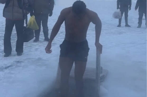 В Сети расходится видео с темнокожим студентом, который окунулся в прорубь