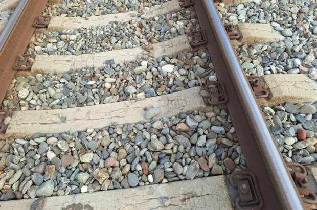 В Ростовской области с рельсов сошел локомотив грузового поезда