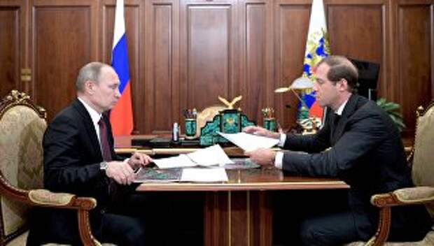 Президент РФ Владимир Путин и министр промышленности и торговли РФ Денис Мантуров  во время встречи в Кремле. 16 января 2017