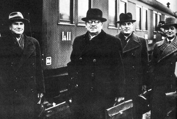 Приезд Юхо Кусти Паасикиви (в центре) с переговоров в Москве. 16 октября 1939 года