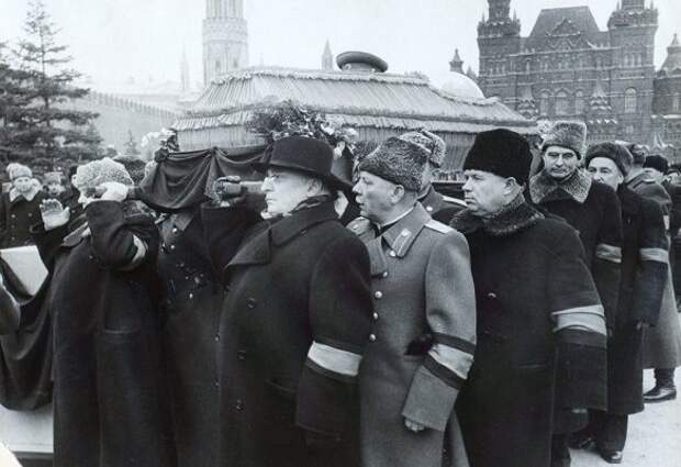 Похороны «вождей» СССР: в какую одежду их наряжали