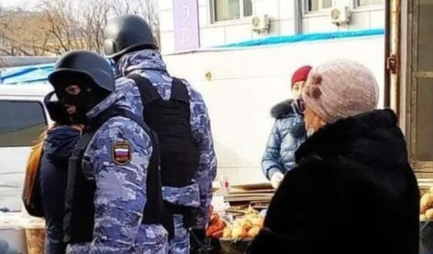 Маски-шоу: силовики проводят спецоперацию на самом известном рынке Владивостока