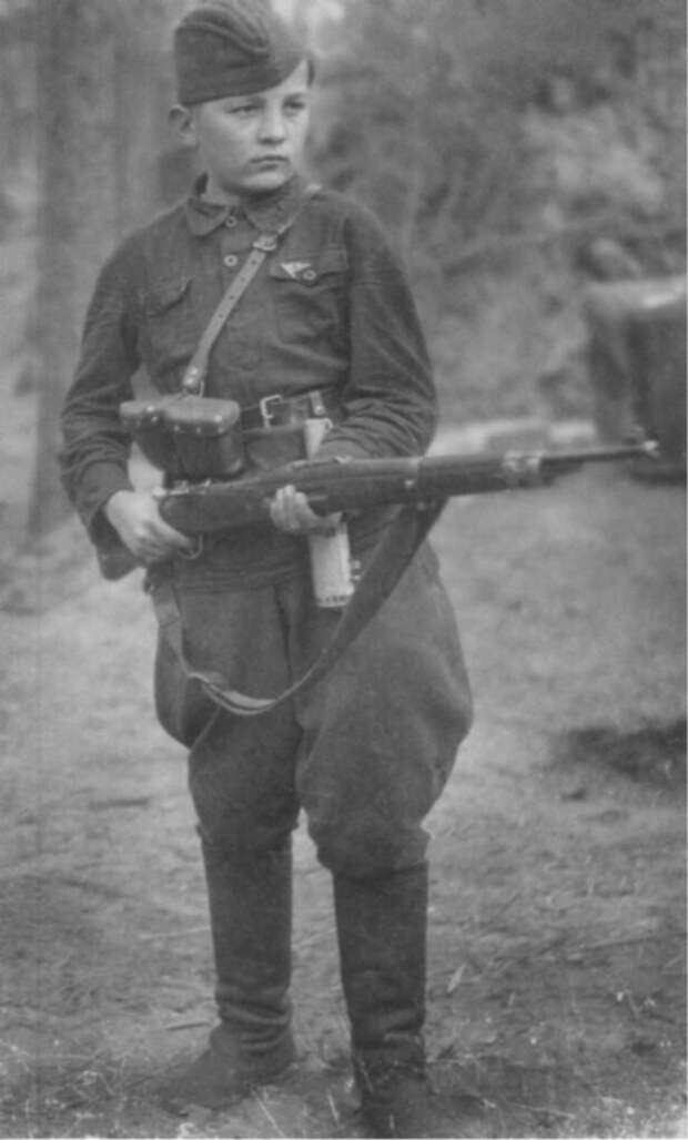 13-летний разведчик-партизан Федя Мощев. Октябрь 1942 г.