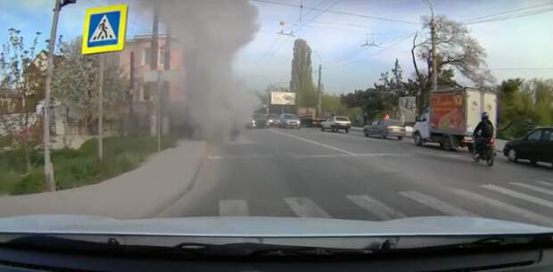 В Крыму на дороге загорелась машина
