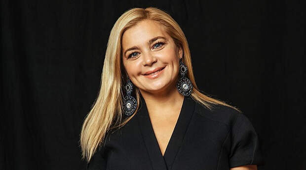 45-летняя Ирина Пегова перестала скрывать роман с молодым актером и показала своего возлюбленного