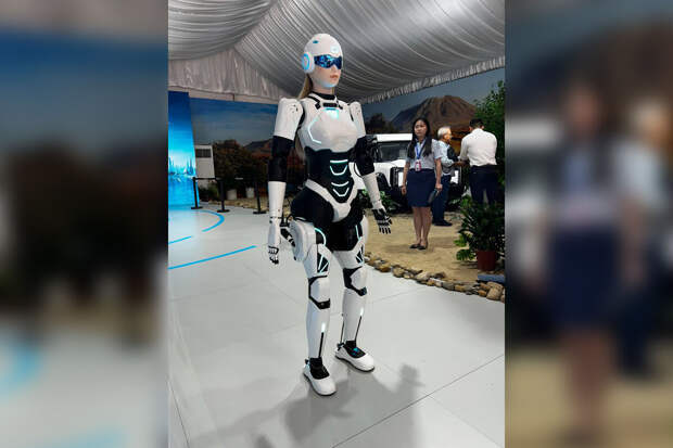 Компания Chery создала робота Mornine, который заменит продавцов в автосалонах