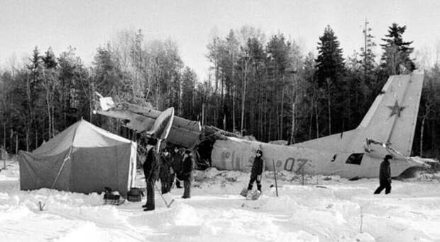 Ан-26 упал у кромки леса на краю аэродрома Лахта. / Фото: www.pictures29.ru