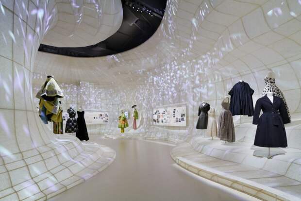 Выставка «Кристиан Диор: Дизайнер мечты» покоряет Токио