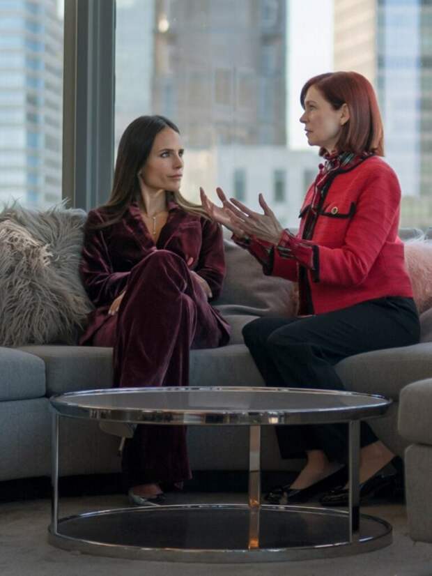 Jordana Brewster as Chloe and Carrie Preston as Elsbeth Tascioni