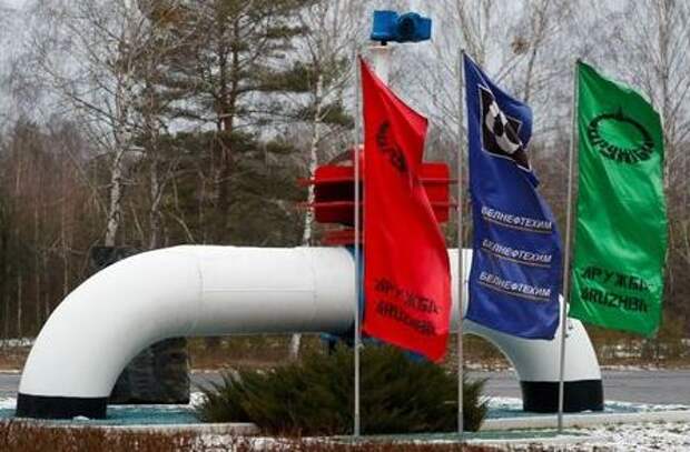 A model of a pipe line is seen at the main entrance to the Gomel Transneft oil pumping station, which moves crude through the Druzhba pipeline westwards to Europe, near Mozyr, Belarus January 4, 2020. REUTERS/Vasily Fedosenko