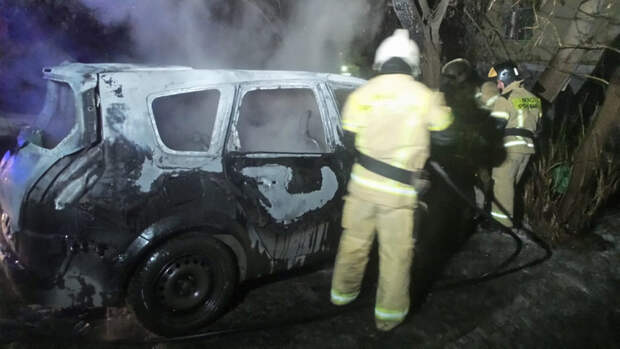 В Екатеринбурге у адвоката сожгли иномарку