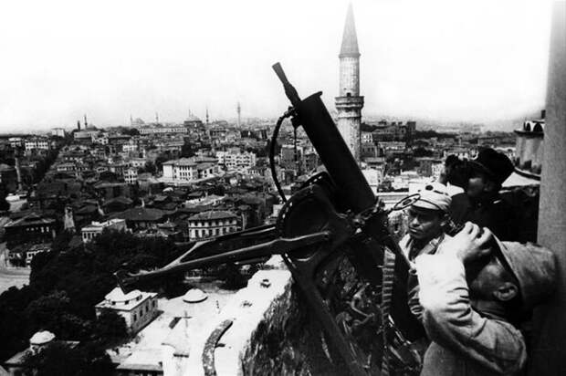 Пулемёты MG 08 на минарете Ай-Софии в Стамбуле в качестве зенитных орудий. Сентябрь 1941 года