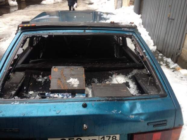 Автомобили, пострадавшие от падения сосулек в Санкт-Петербурге Автомобили, пострадавшие от падения сосулек в Санкт-Петербурге зима, санкт-петербург, сосулька