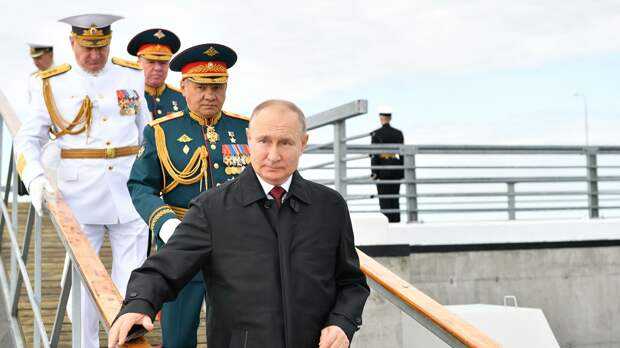 Путин принял участие в спуске на воду супертраулера 