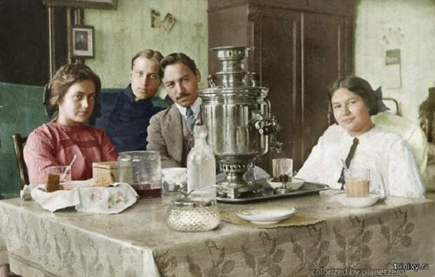 Традиционное чаепитие с самоваром – символом русского гостеприимства.