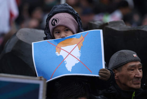 Жители Дании и Гренландии вышли на протесты в кепках с посланием к Трампу