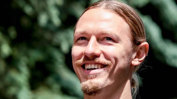 Сафонов пошутил над ситуацией в «ПСЖ», играя с собакой: «Не хочешь сидеть? Как батек что ли?»