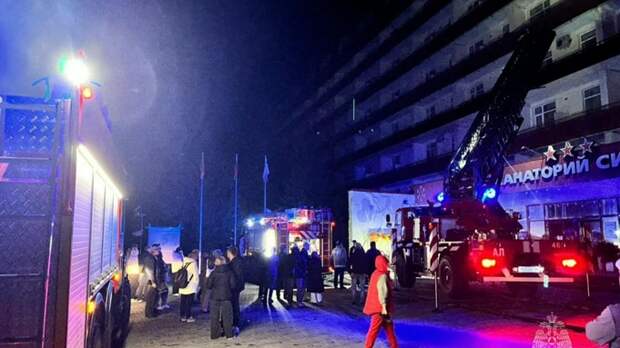 В Белокурихе пожарные спасли 20 человек из загоревшегося санатория