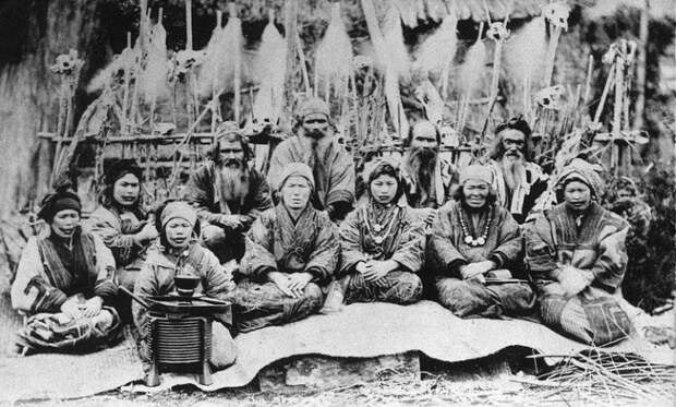 На фото: группа айнов с острова Хоккайдо. Конец XIX века.