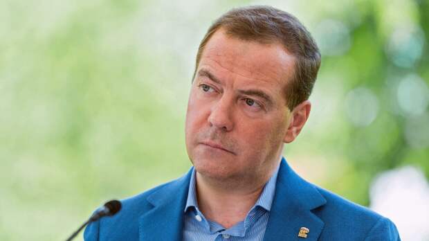 Медведев призвал рассмотреть идею запрета некоторых форм ИИ 