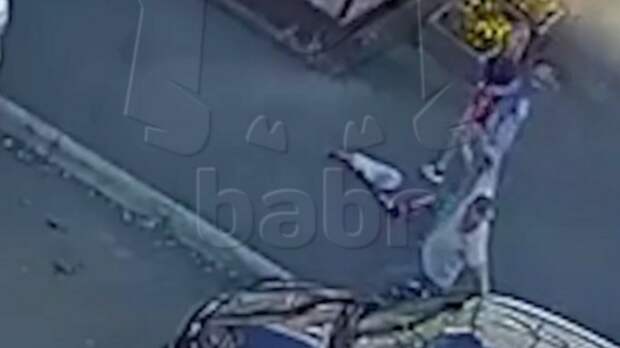 Пьяные пассажиры жестоко избили девушку-таксиста / Фото: кадр из видео / Babr Mash