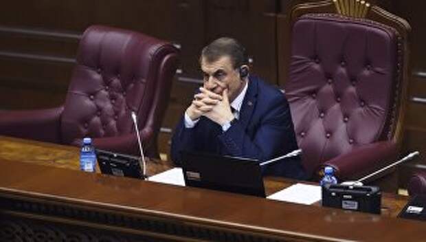 Спикер парламента Армении Ара Баблоян на внеочередном заседании по выборам нового премьер-министра в парламенте Армении. 1 мая 2018 Спикер парламента Армении Ара Баблоян на внеочередном заседании по выборам нового премьер-министра в парламенте Армении. 1 мая 2018