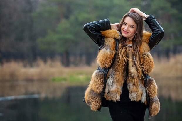 Молодая женщина в меховой жилетке. /Фото: zavarka.kiev.ua