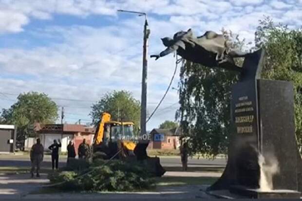 Орки снесли памятник Александру Невскому в Харькове