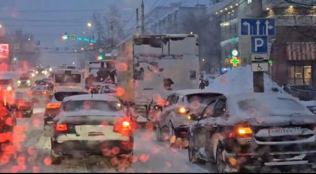 В Туле пробка перед улицей Пузакова из-за нарушений правил парковки