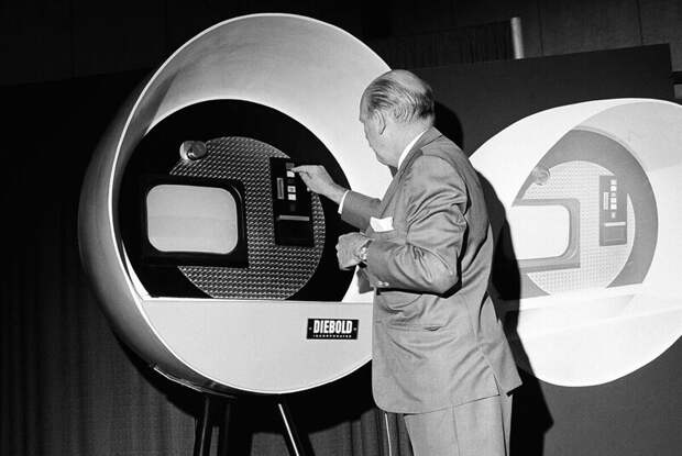 Первый в мире банкомат. 1966 год.