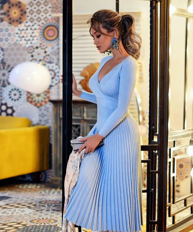Как носить голубое платье: 10 модных примеров для нежных леди